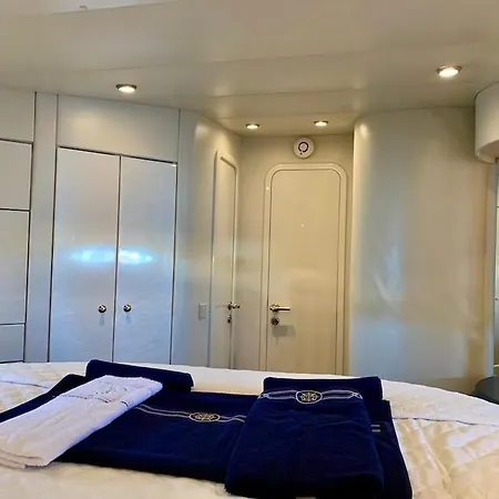 Botel Yacht 18m Sunseeker In Mallorca